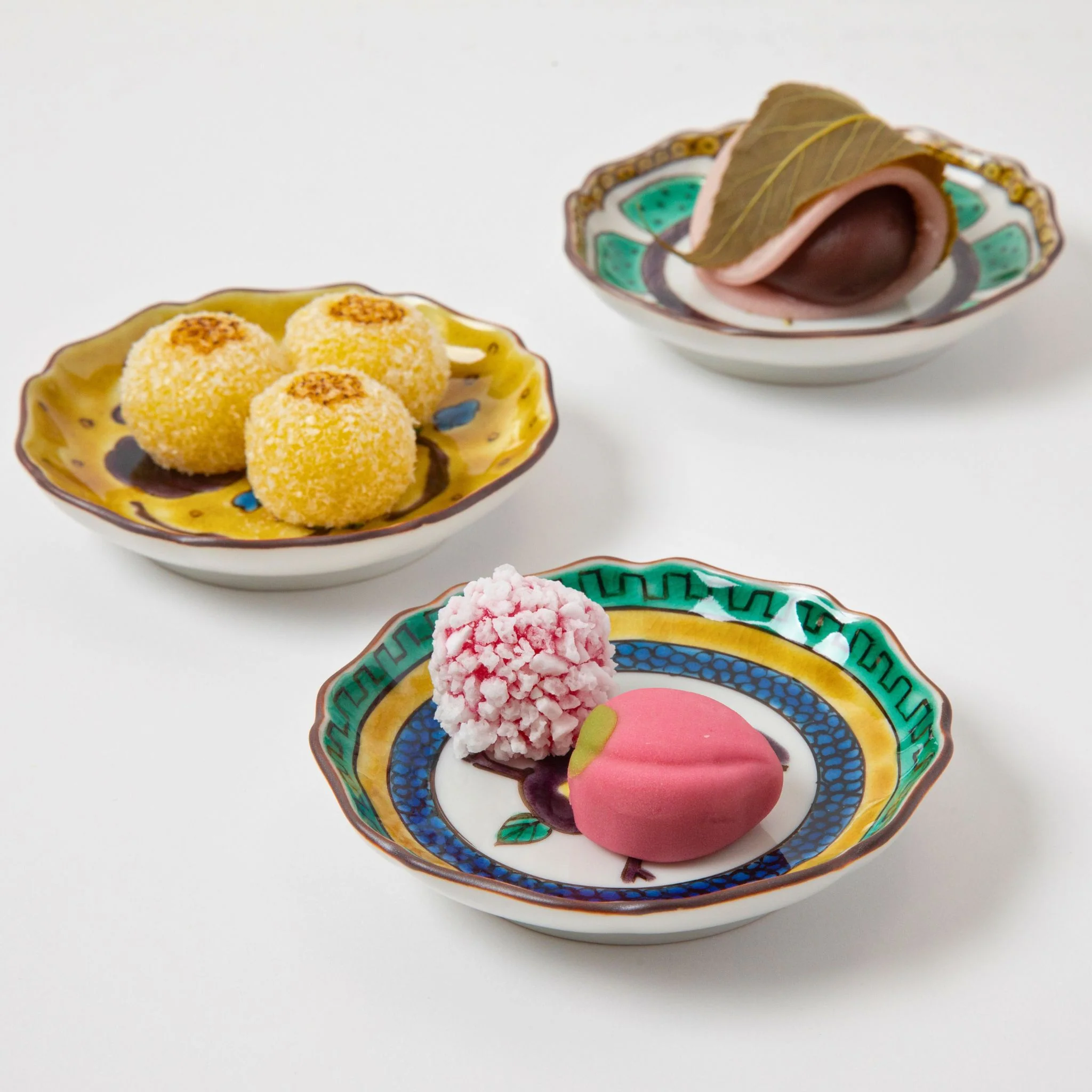 Bird Patterned Petal Rimmed Circle Plate - Image 7