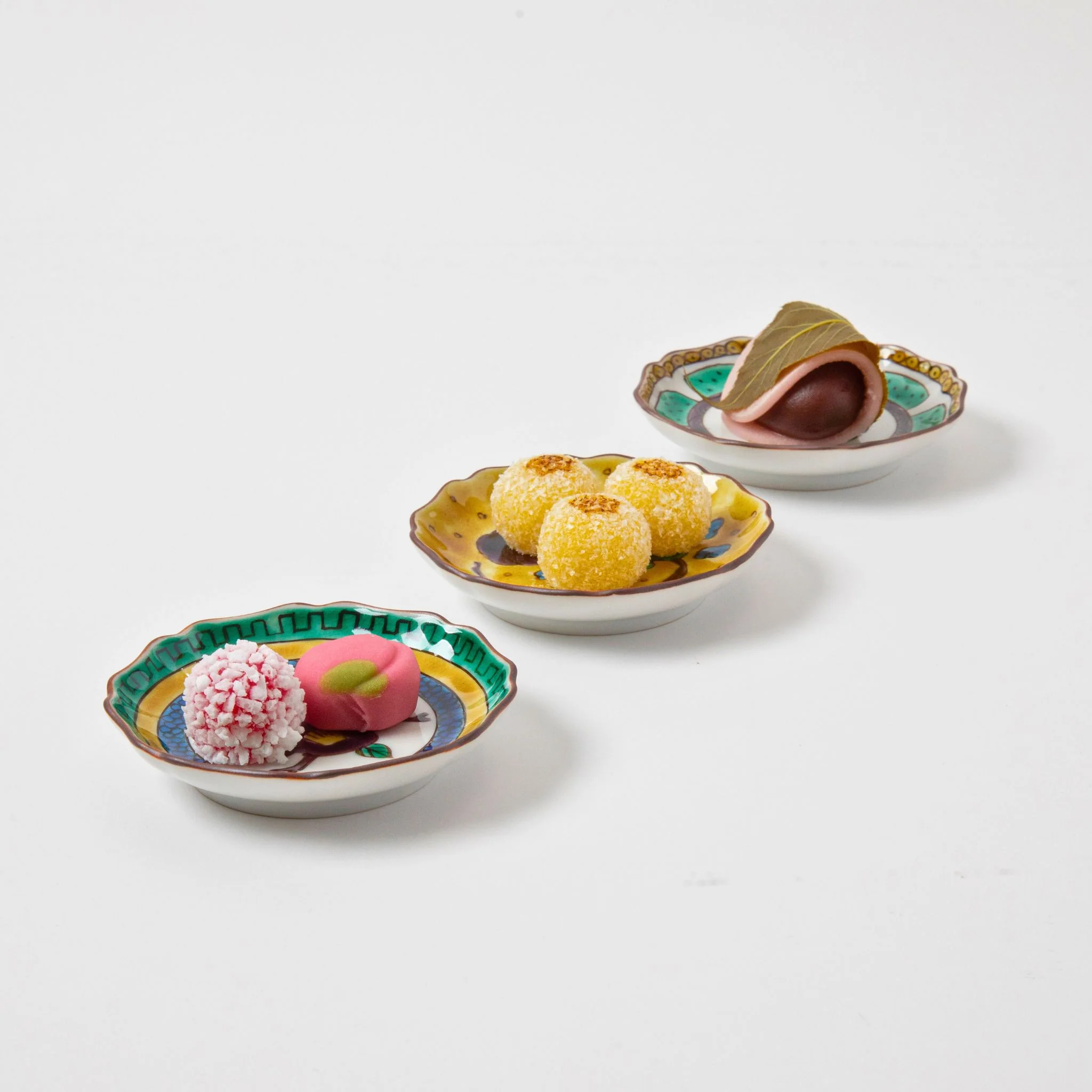 Camellia Patterned Petal Rimmed Circle Plate - Image 6