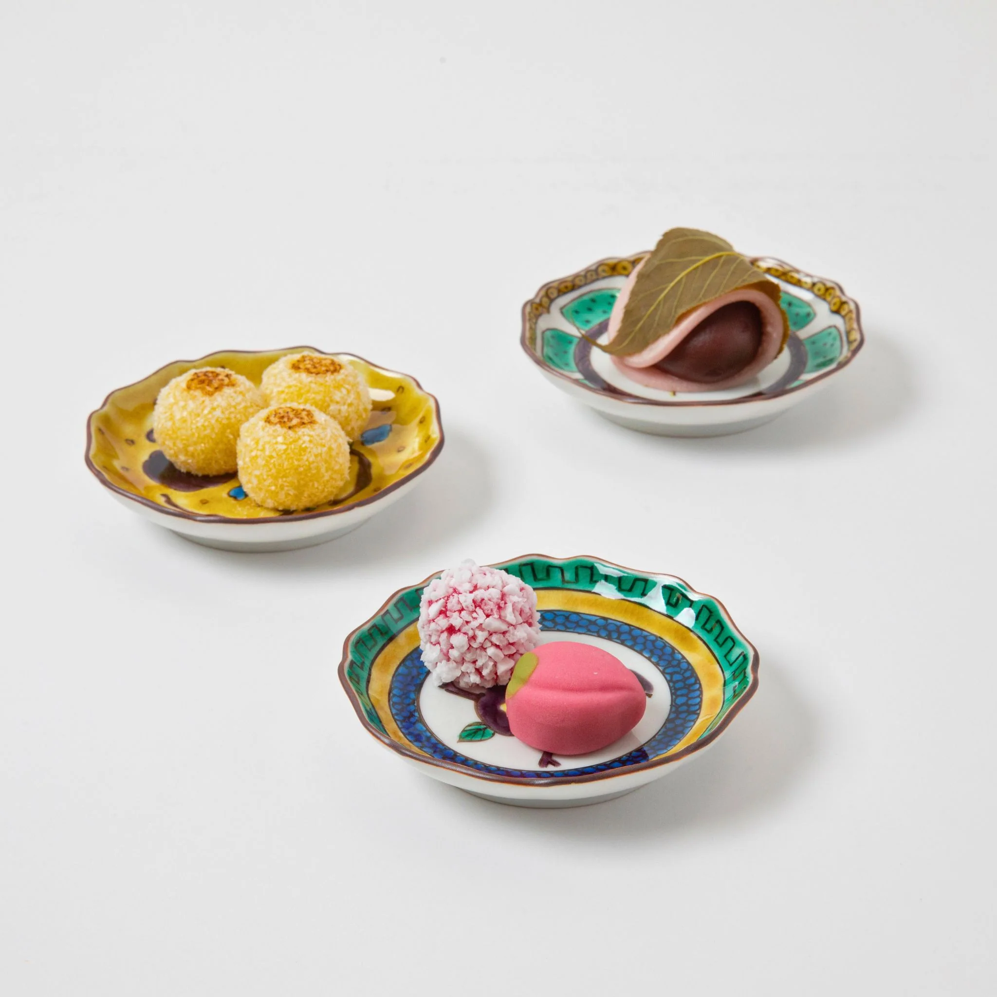 Camellia Patterned Petal Rimmed Circle Plate - Image 8